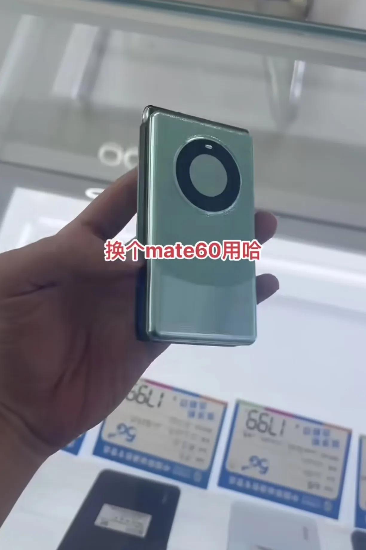 离了个大谱[泪奔]连翻盖手机都盯上华为Mate60系列的设计了，打开的瞬间我真的