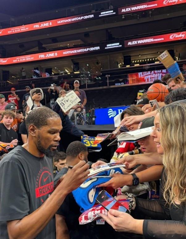 杜兰特球迷骂声动力NBA杜兰特：球迷为纪念去世的朋友骂我，简直荒谬但也成了动力杜