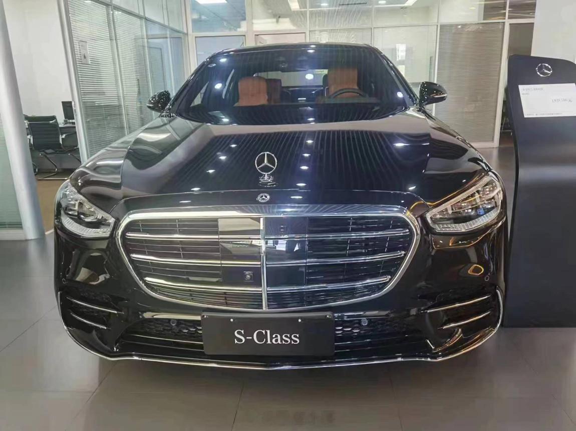 奔驰 S500L 4MATIC 黑外/棕内现车优惠40万，优惠后140多万这个价