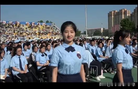 石家庄二中火了，因为四个女生一首《离别开出花》人民日报、新华社一发，全国皆知，顺