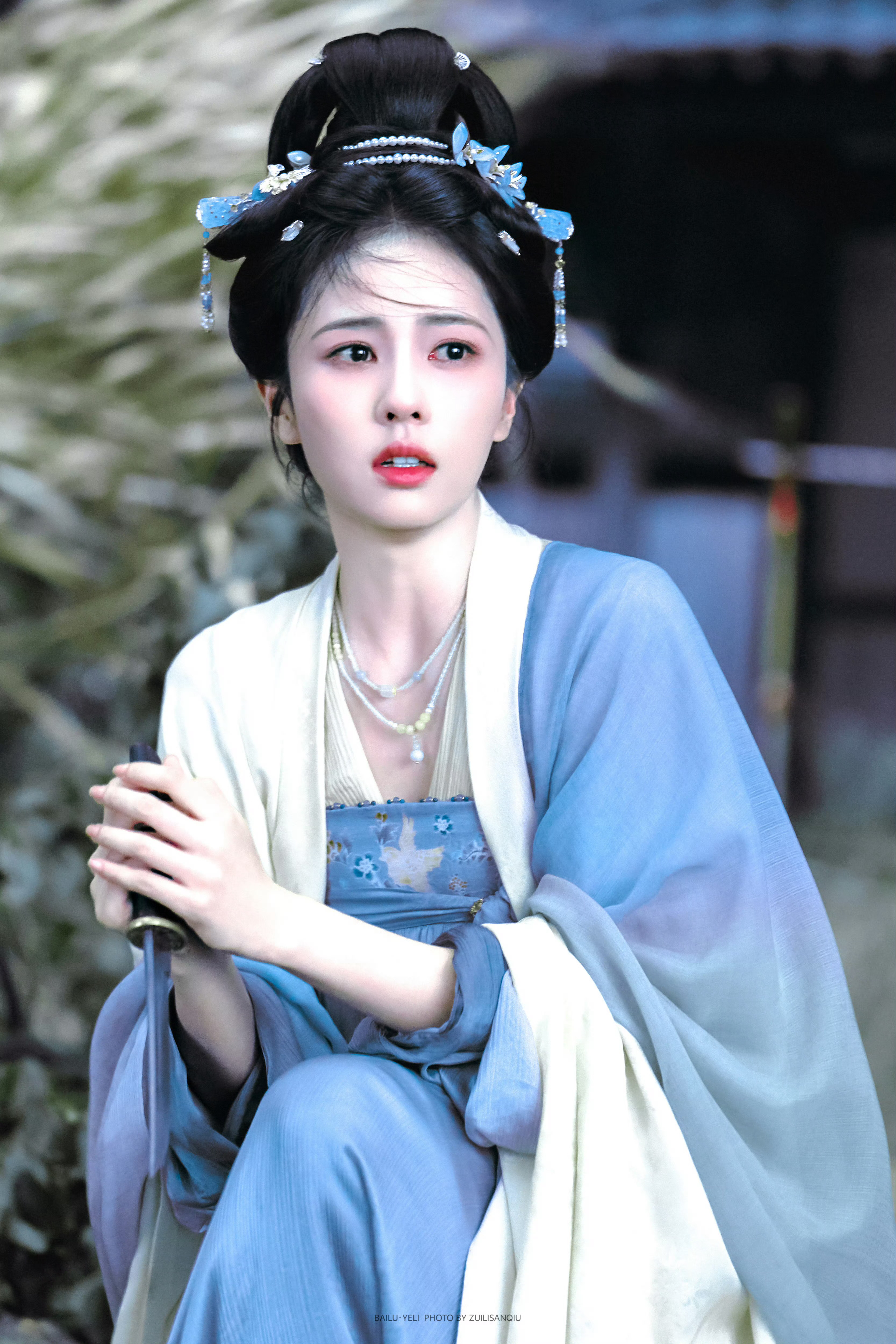 白鹿叶璃日榜周榜双冠军 叶璃在莫离剧情里足智多谋一人千面，白鹿在剧外争气霸榜演技