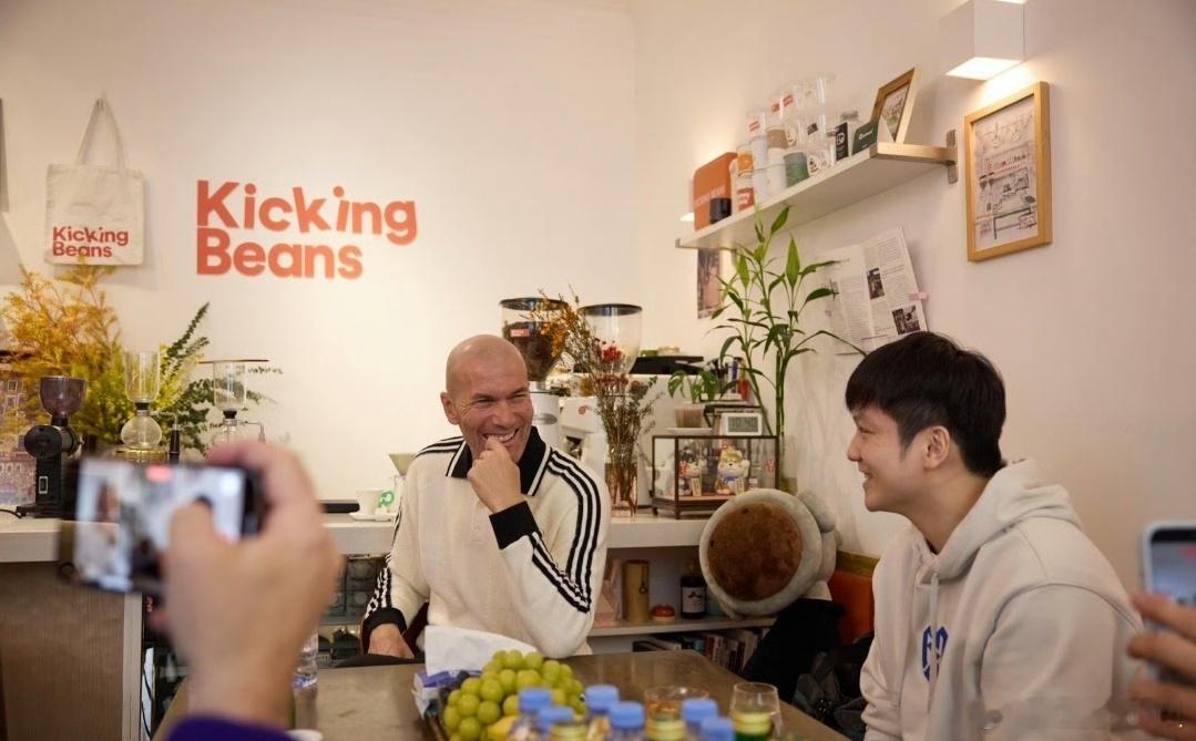 齐达内樊振东热聊齐达内，30年前我就喜欢看你踢球，真没想到现在和东哥一起打球，我