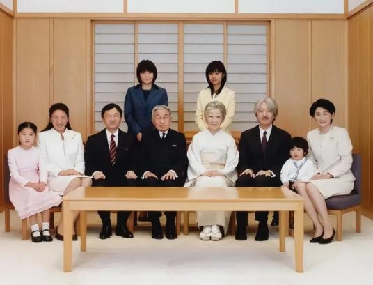 冰冻三尺非一日之寒，明仁和安倍晋三不对付，德仁对高市有意见。
表面上看德仁没有儿