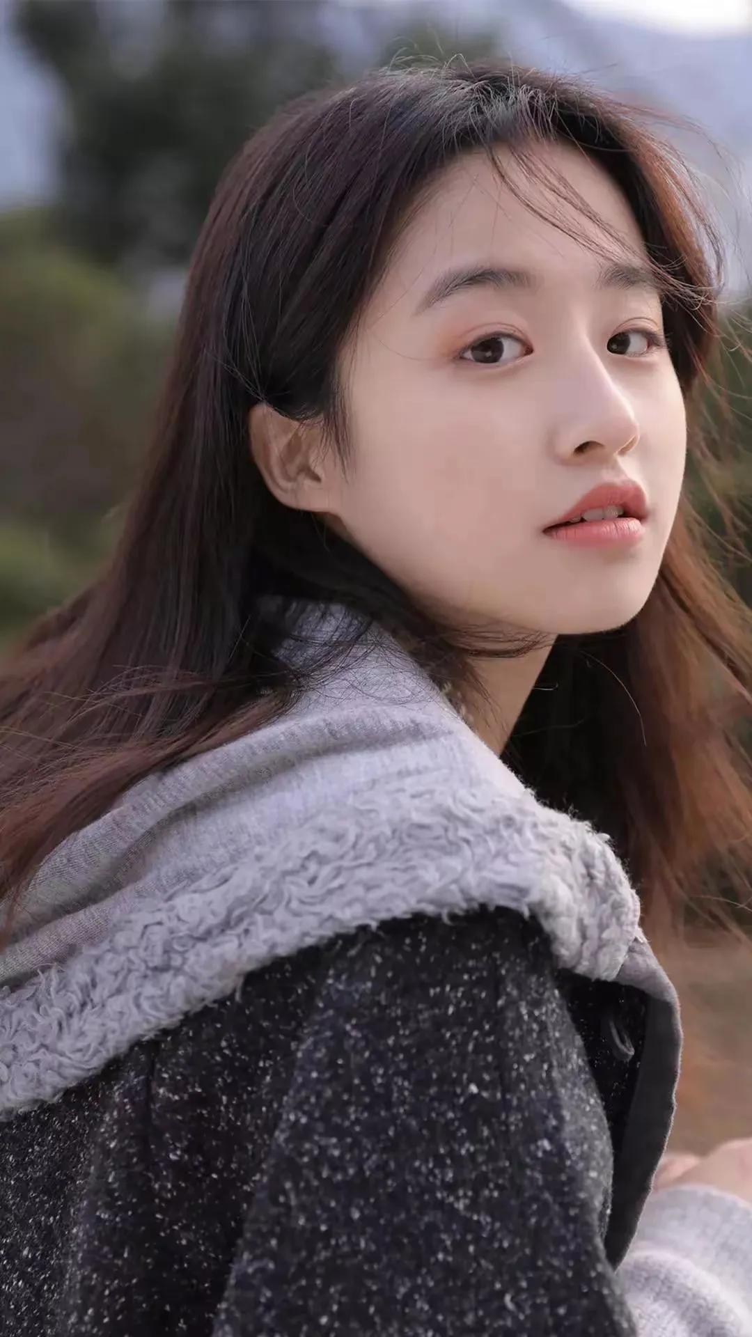 在这个快节奏的现代社会，人们总是忙碌于追逐名利和物质享受，却常常忽略了家的存在。