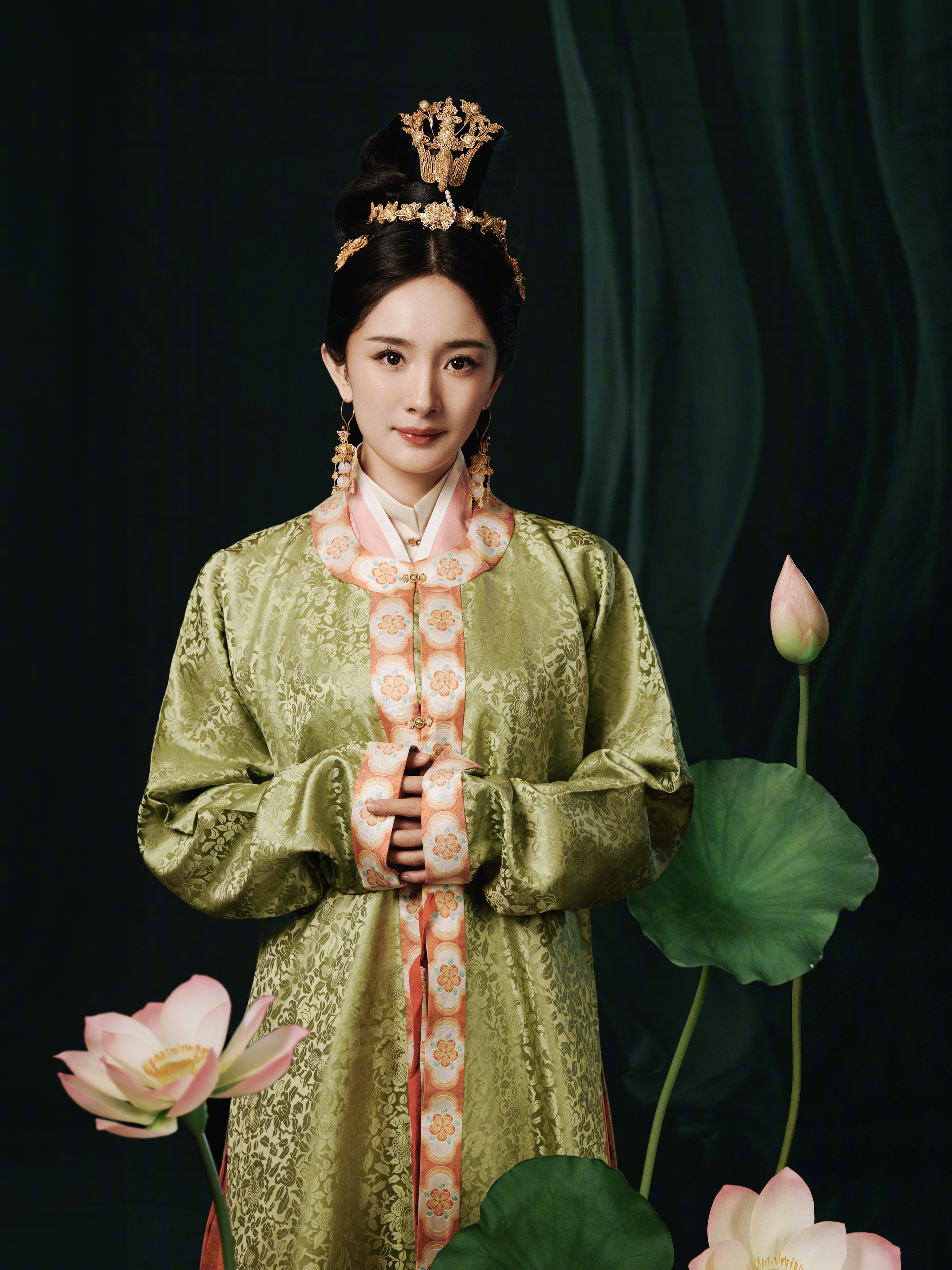 杨幂 如花笑靥越千年，对镜描眉诉衷情。#杨幂雪中撑伞##杨幂花钿妆##杨幂工作室