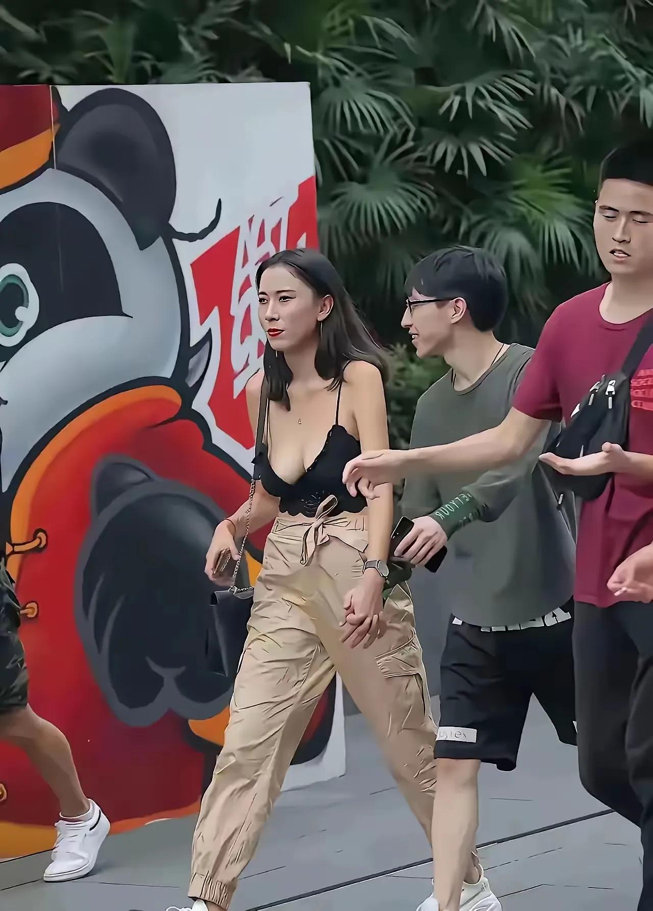 这样穿，也敢上街？
大型商场有规定：衣衫不整者不得入内。大街上好像没有这个规定，