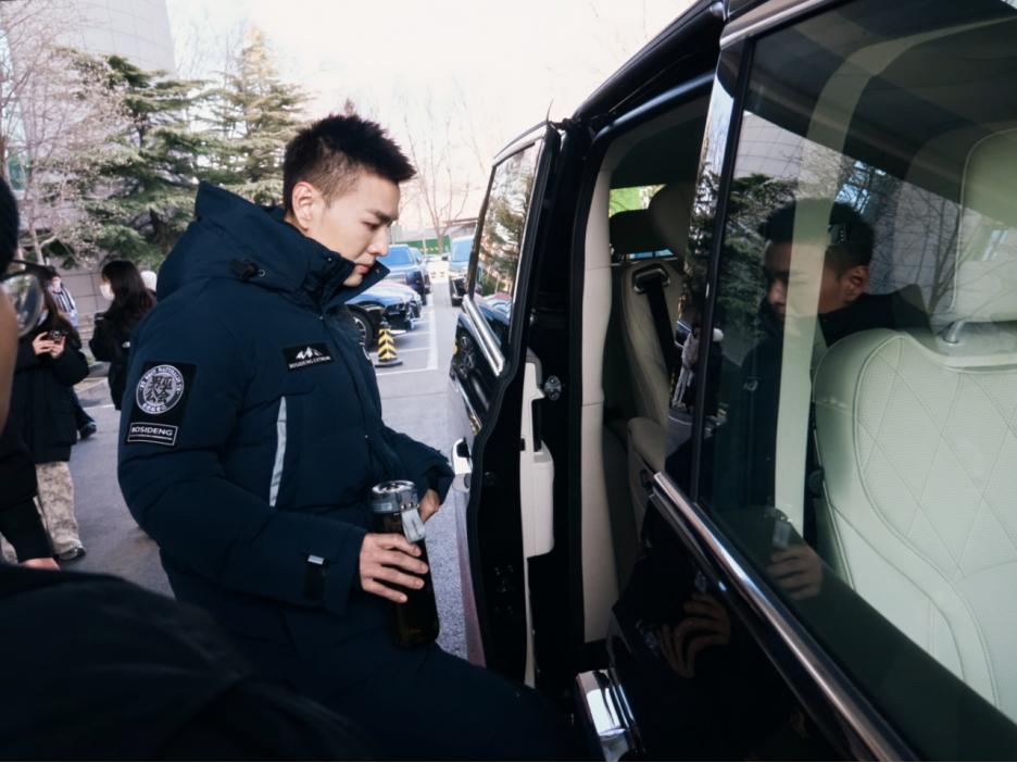 高山正加速成为高端圈层的"社交名片"。魏牌官宣央视春晚魔术师邓男子成为高山车主。