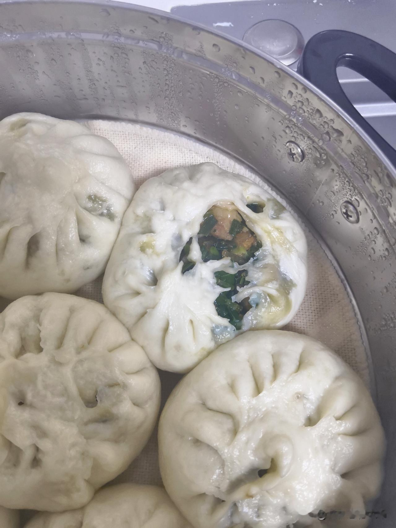 连着吃了四顿，韭菜猪肉粉条包子，这包子，真好吃！
韭菜是朋友老家邻居自己，在院子