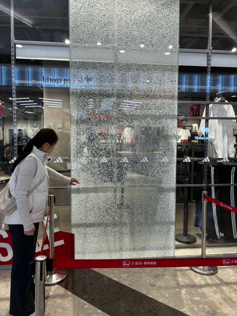 这块玻璃炸的很有艺术气息 武汉·方圆荟·奥特莱斯