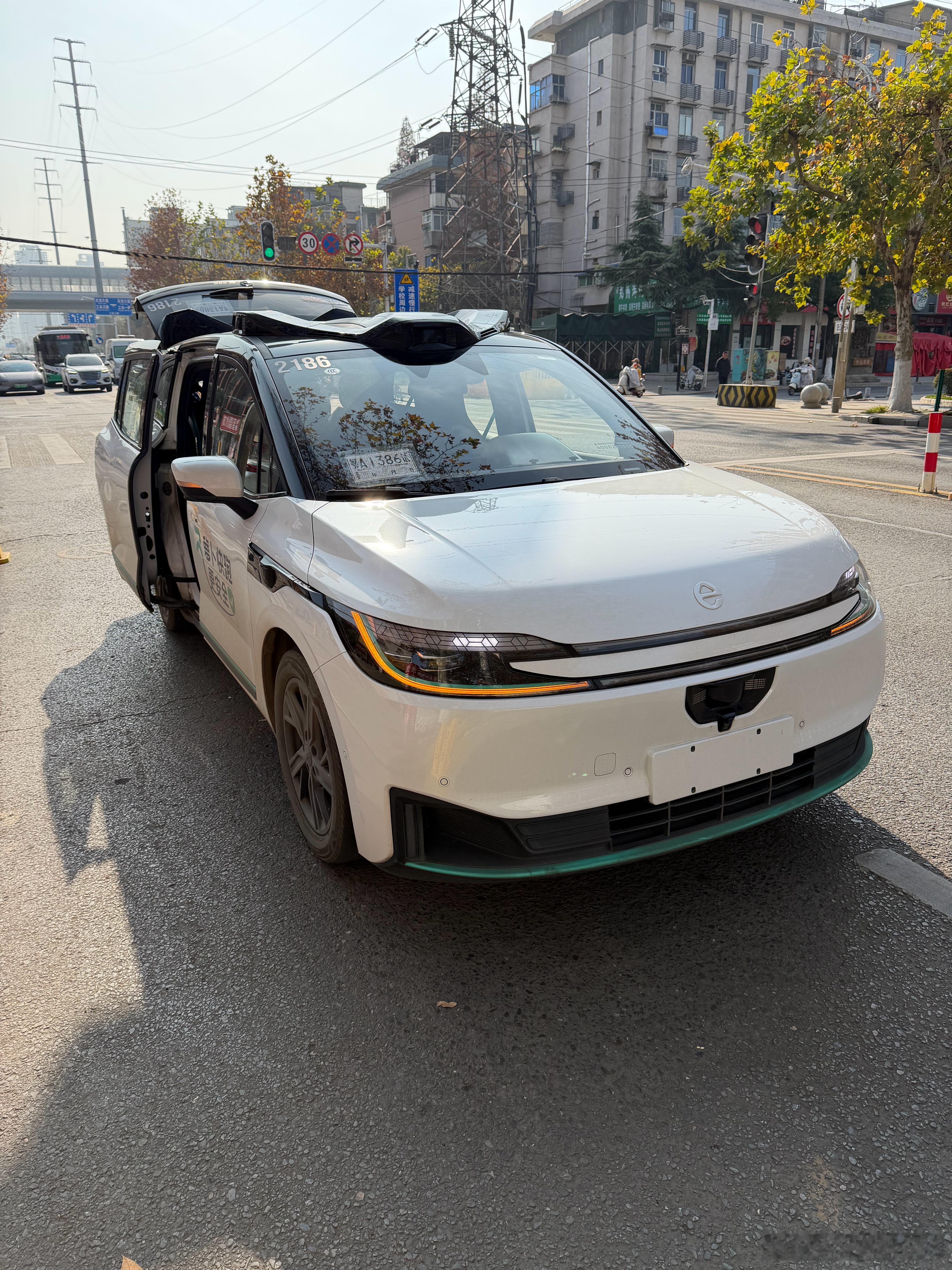 昆明还没有萝卜快跑，索性在武汉体验了一把，打到的还是第六代新车，说实话整体感觉不