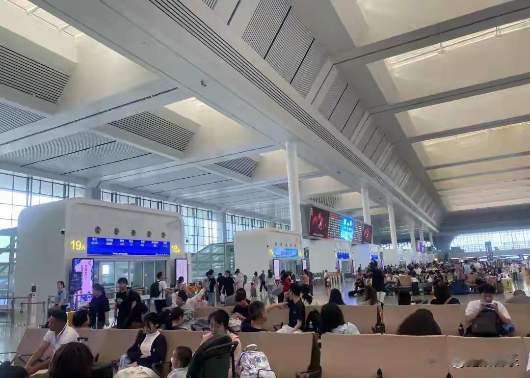 天呐，南宁东站里的很多商铺都倒闭了？

找来找去，发现只有价格相对比较亲民的kf