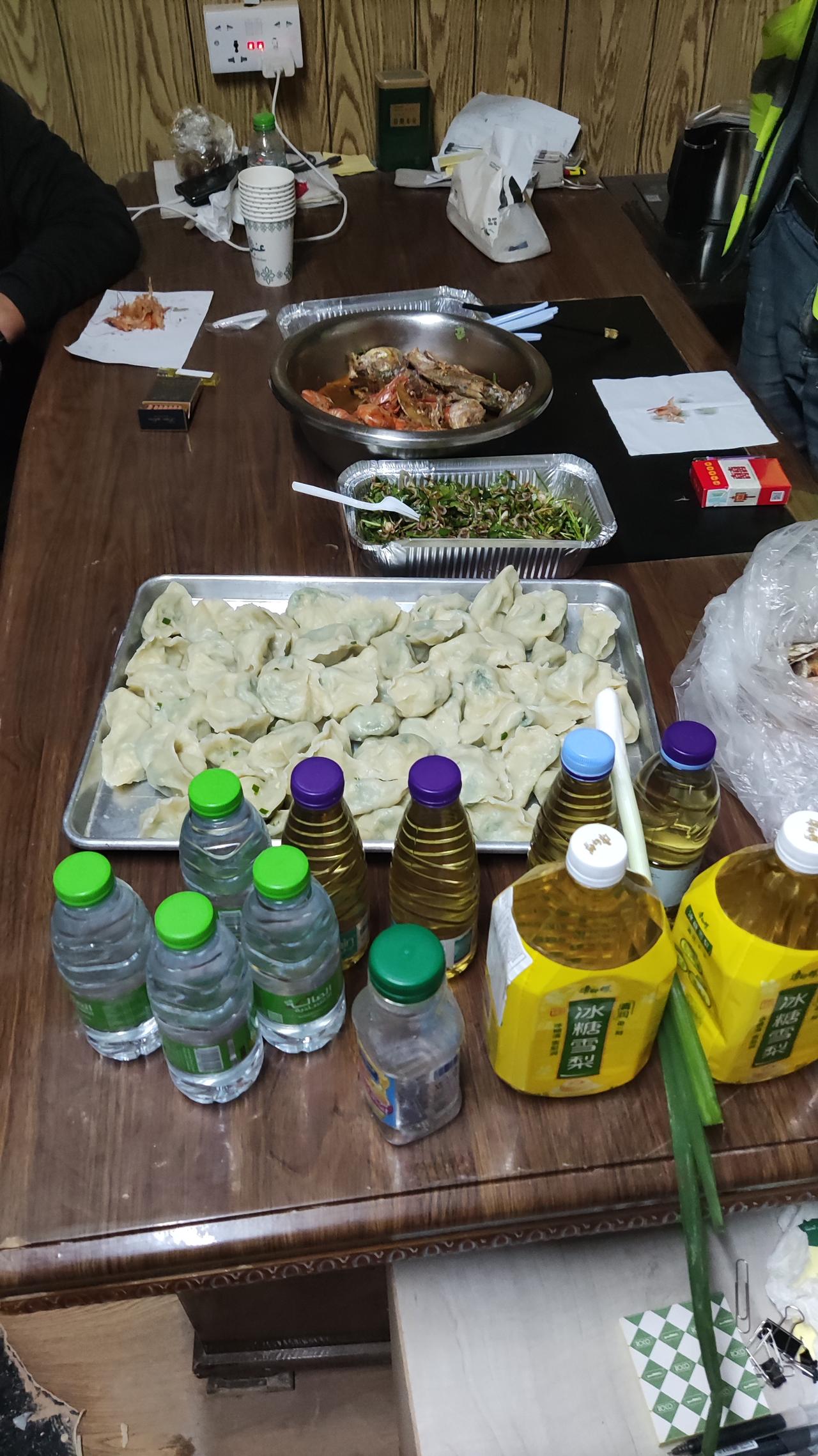 异国他乡的工地上能吃顿饺子🥟真的不容易，家乡的味道。
有人知道图中的树🌳叫啥