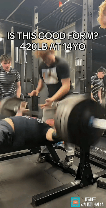 国外14岁少年不自量力举420磅杠铃被压扁胸腔。

看杠铃压扁他胸腔那一刻，他的