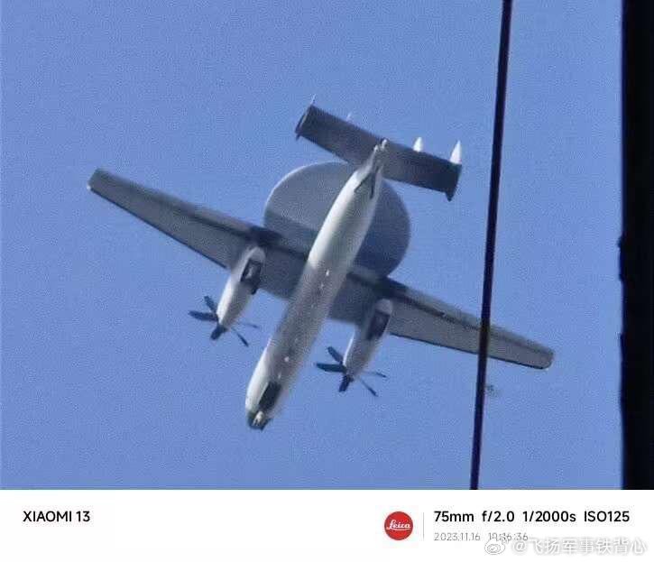 涂装板“海盘子”KJ-600低空飞过，赶紧上舰弹射试飞吧，这个进度完全不耽误“福