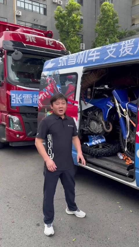 刚还清1亿负债，转头捐出500万！机车硬汉张雪：轮胎到不了的地方，背篓能到
 