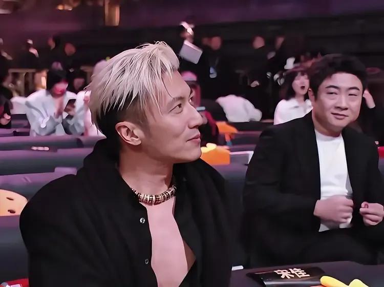 乔杉斜眼偷瞄谢霆锋的小眼神被网友玩坏了！连图都P出来了，简直太逗了！[笑哭]
说