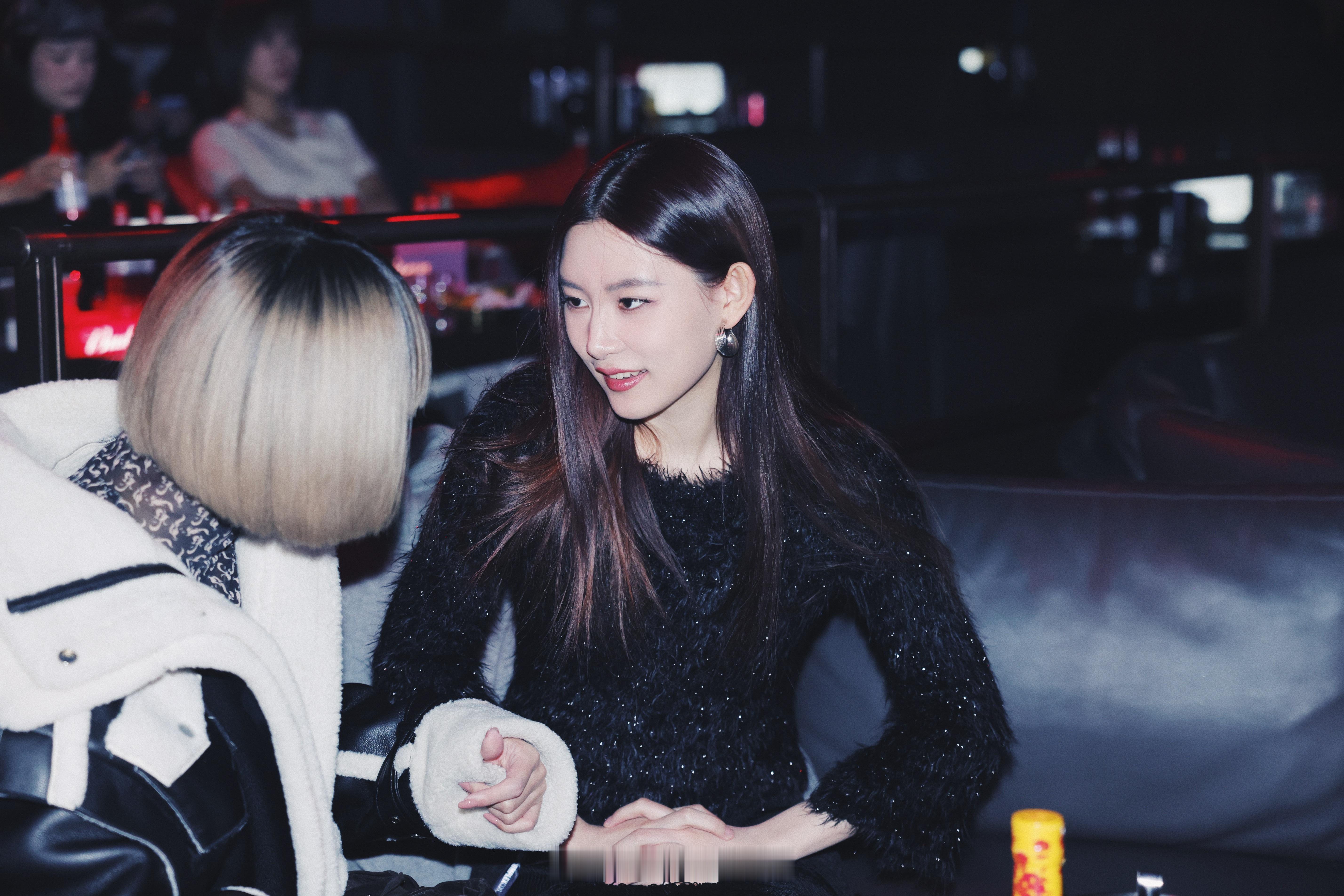 ComplexCon灵感微醺之夜好多人啊！艺术家陈嫣冉也到场了。黑长直➕简洁又不