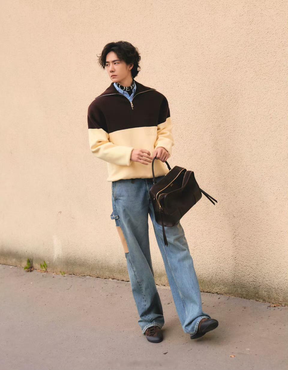王一博 x LOEWE┊释出一组街拍大片，身穿LOEWE 2026早春系列撞色卫