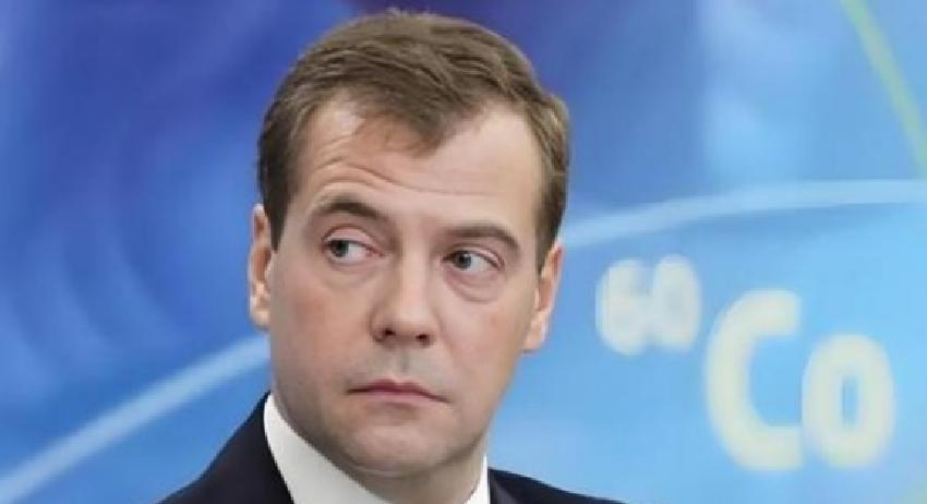 快讯！快讯！
 
俄罗斯前总统梅德韦杰夫突然宣布了强硬表态。
 
2008年俄格