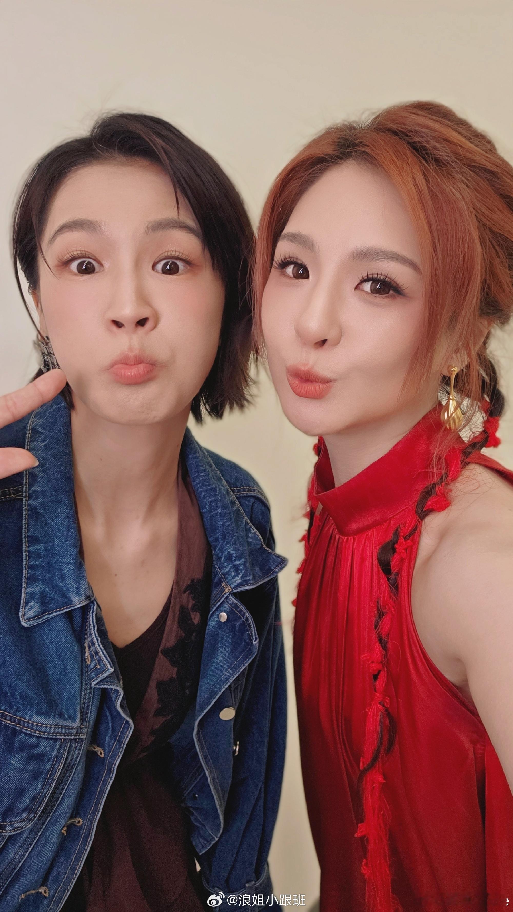 郭静晒和曾沛慈合照😘美女贴贴 