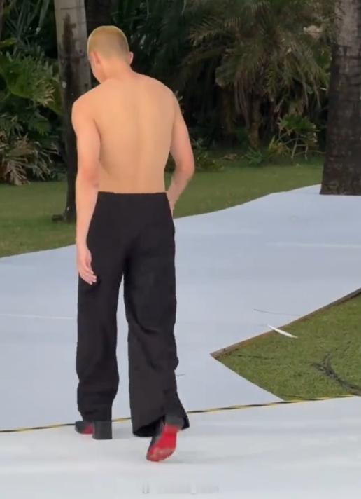 米卡穿了吗 笑了，一开始以为是皇帝的新衣...结果别人的身材，老实说，穿不穿好像