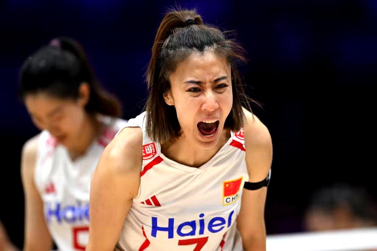3-0的比分亮起时，掌心还是出汗。
首战对菲律宾这道“开胃菜”，中国女排赢得不轻