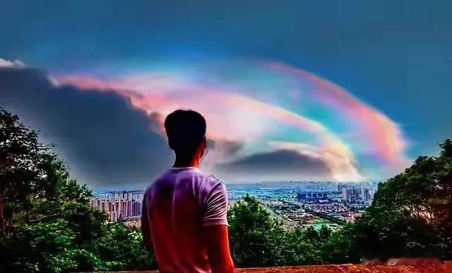 在这个世界的某个角落，有一座城市的夜晚，静谧得仿佛时间都为它停滞。你是否曾经在深