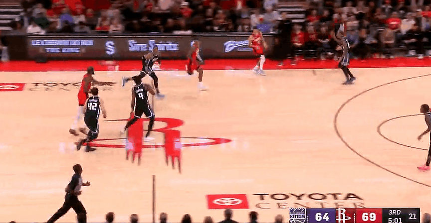 真稳！小史密斯单手劈扣打停国王！
在今天NBA常规赛火箭对阵国王的第三节比赛中，