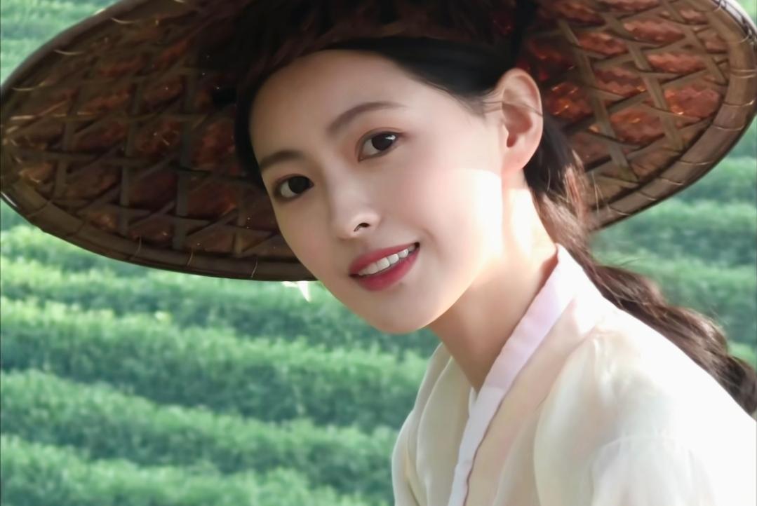 田园少女，微笑如花，绿意盎然，自然之美。