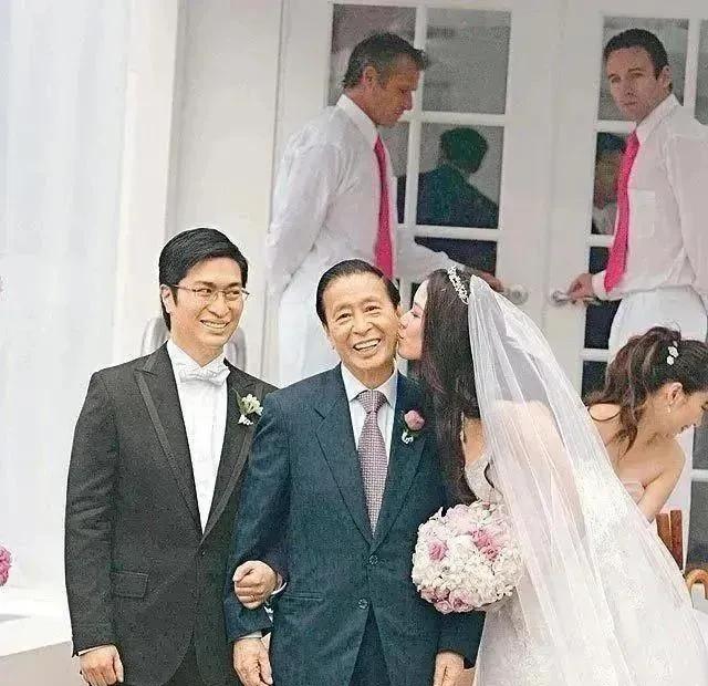 2000年，18岁的徐子琪爱上了洪金宝的长子，徐子琪的母亲气得浑身发抖，她气愤地