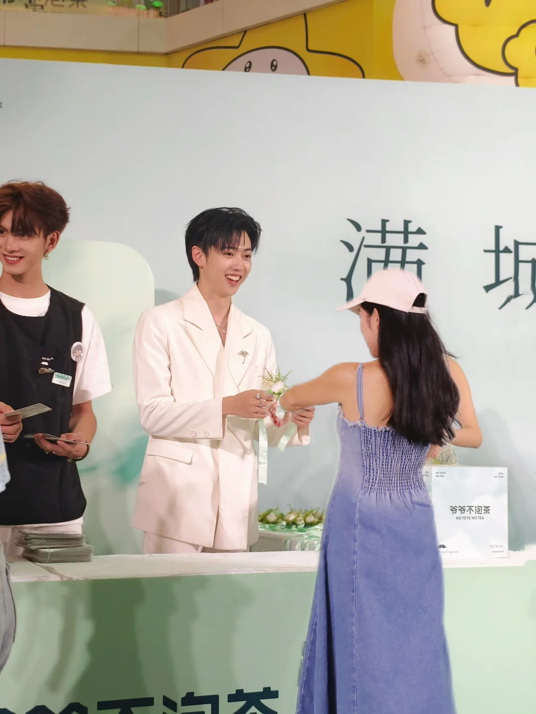 卧卧卧……买杯奶茶还遇到焉栩嘉了！！有被帅到