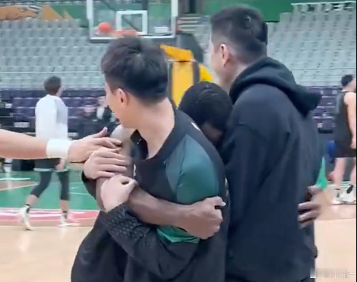一顿搂搂抱抱！辽宁男篮vs上海男篮CBA