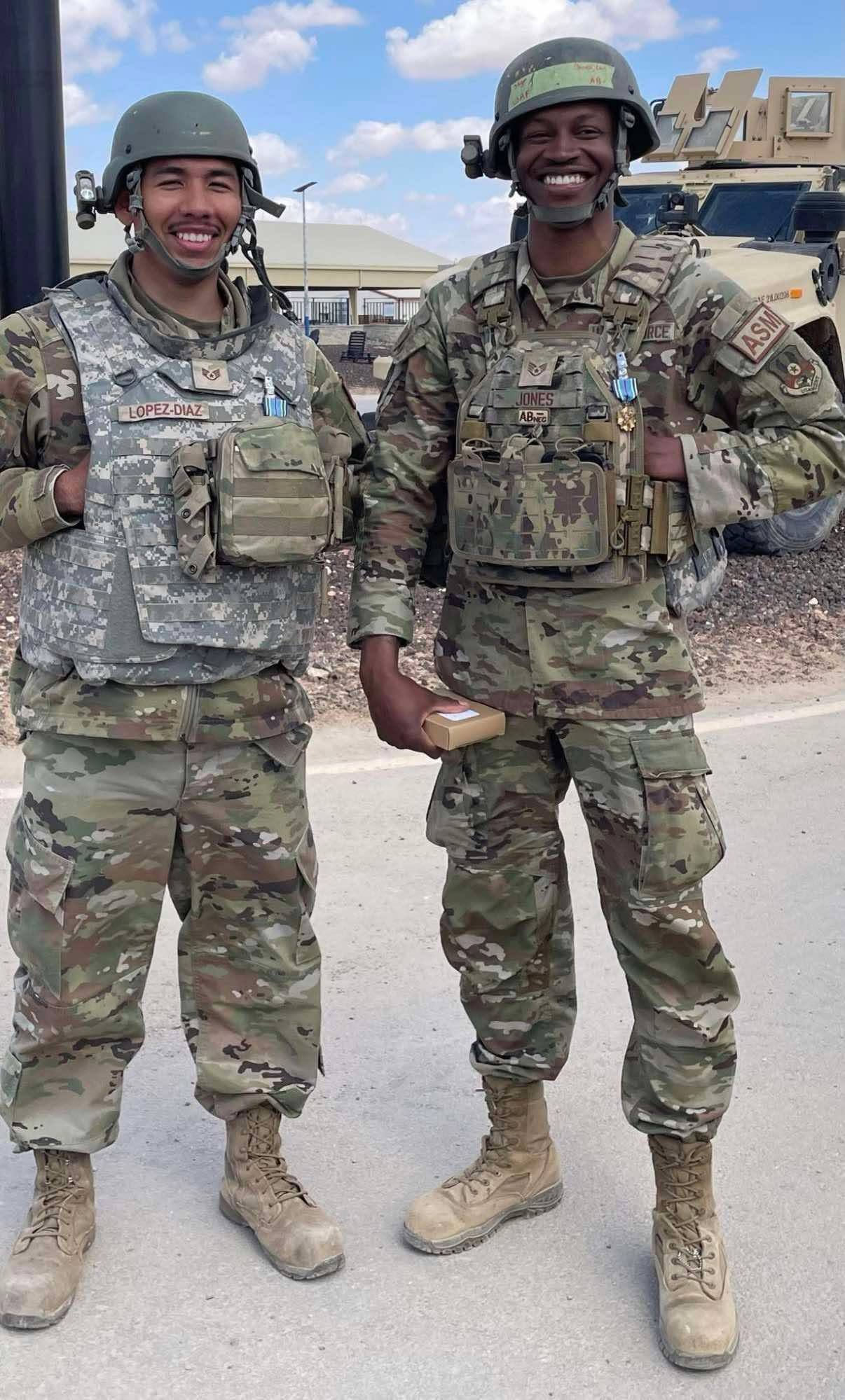 两名MD二等人“制造小队”（Fabrication Flight）的二级军士荣获