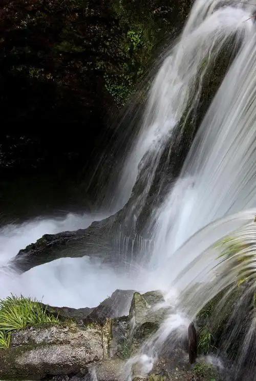 上联:风拂绿水千重浪，
下联:石阻飞瀑万堆雪。