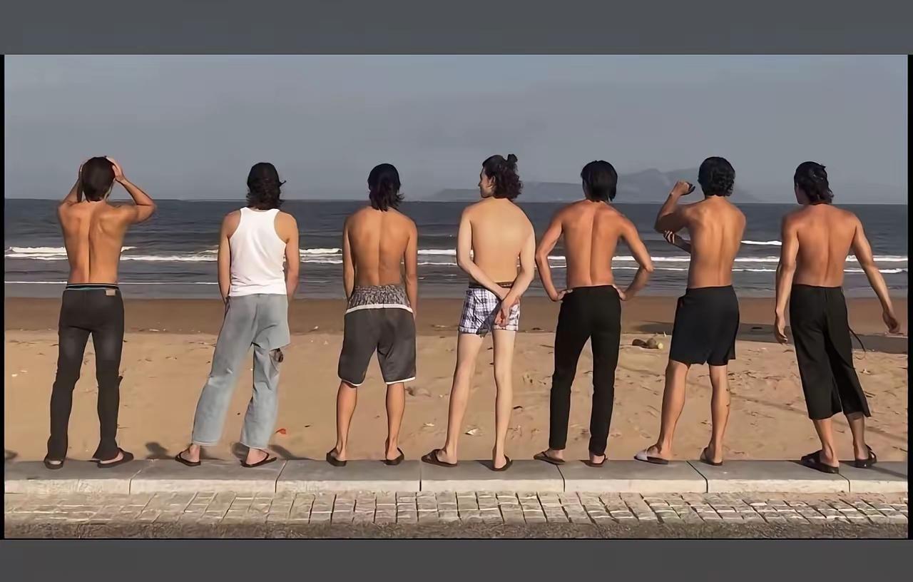 封神里一水儿的帅哥，男演员站在沙滩上的一排背影，感觉左一的身材最好，不知道是剧中