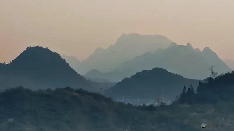 看到“远看山有色”这个上联，很多人第一反应就是“近听水无声”。这两句出自王维的《