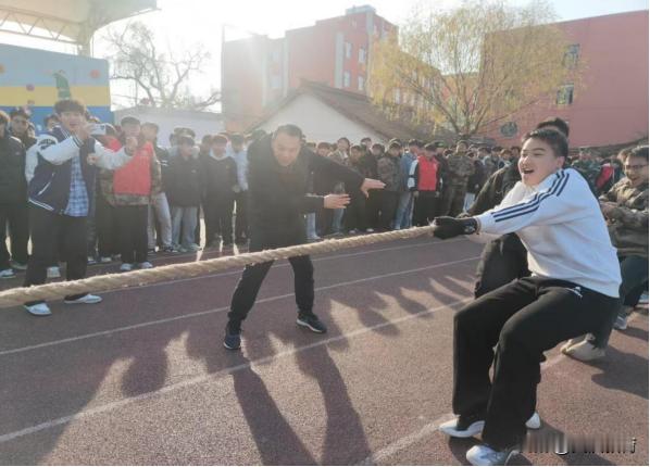 陕西省机械高级技工学校机电工程系于12月11日开展拔河比赛，经过多轮激烈角逐，共