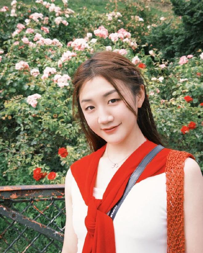 陈梦在综艺节目《是女儿是妈妈2》中澄清结婚传闻，强调未曾领证结婚。她表示未来若遇