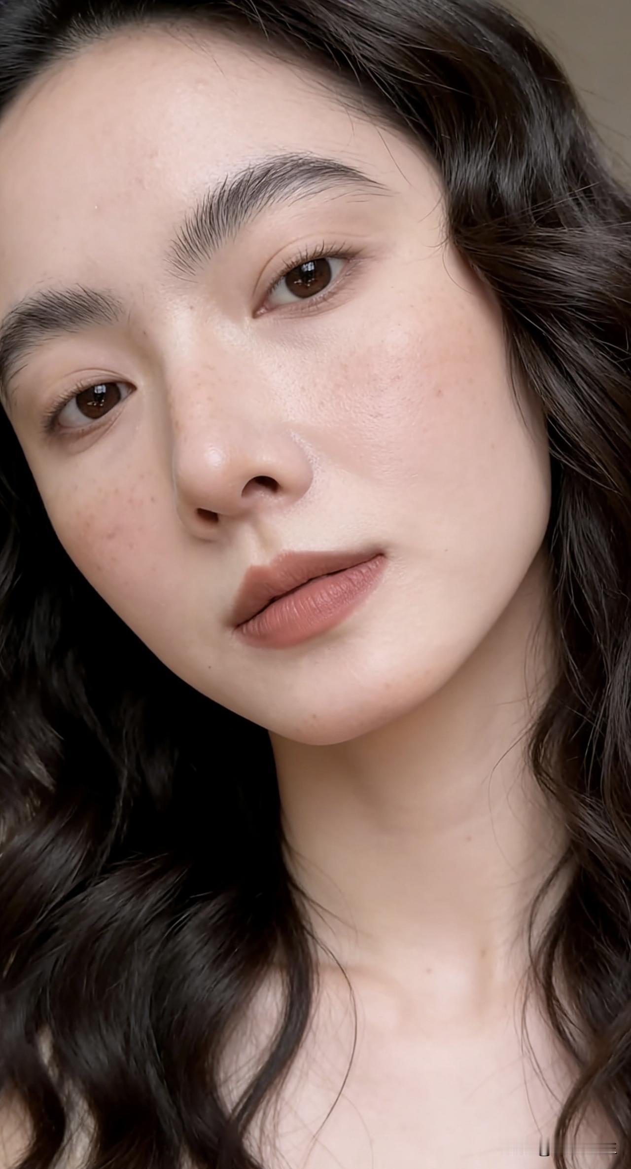 煮海，橙黑撞色的门头视觉冲击力强，张扬的门头与克制的内部形成情绪缓冲，瞬间从喧嚣