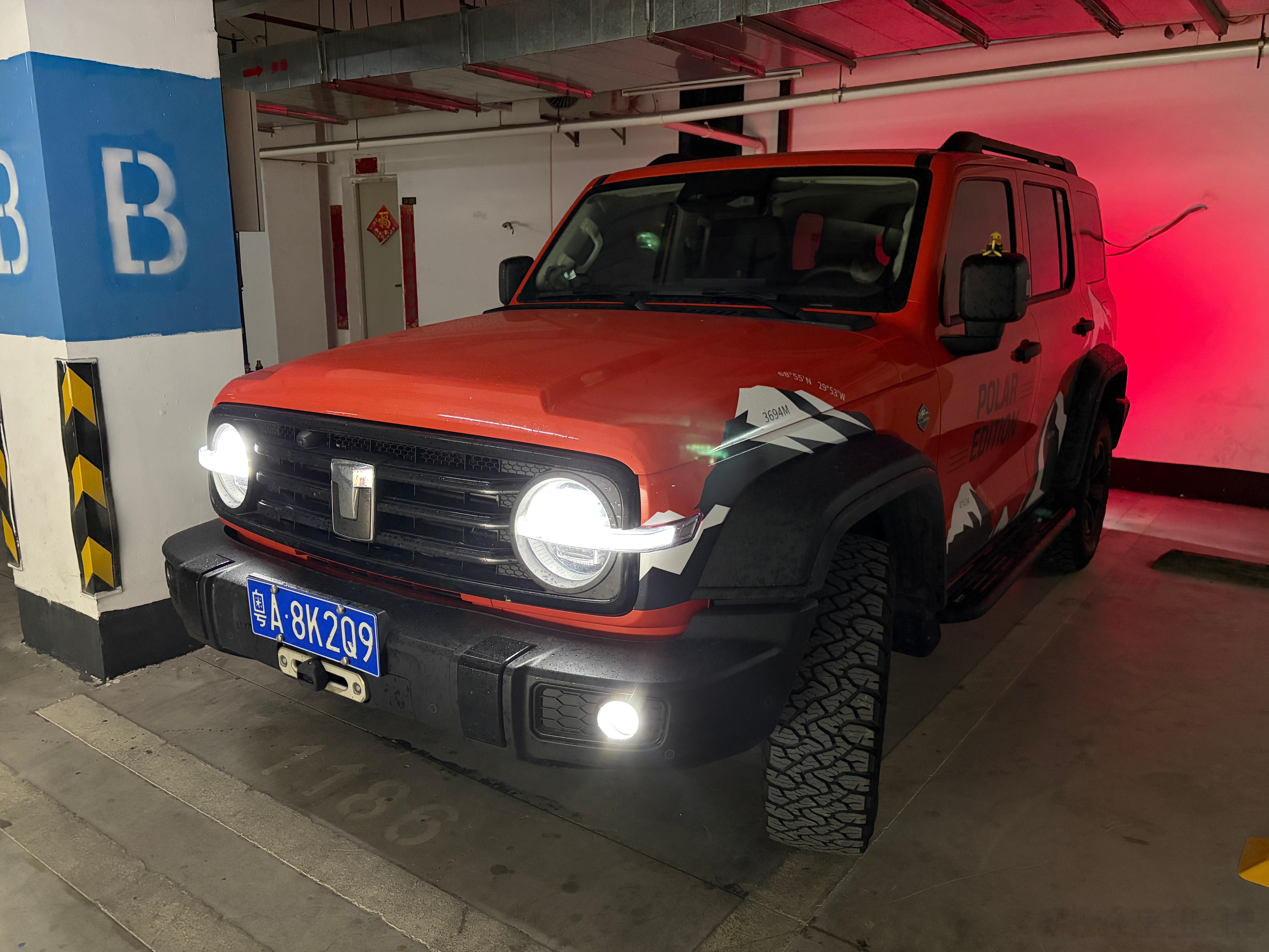 我才发现坦克300有个非常贴心的小功能。方向盘超过90度时，指向那一侧的雾灯就会