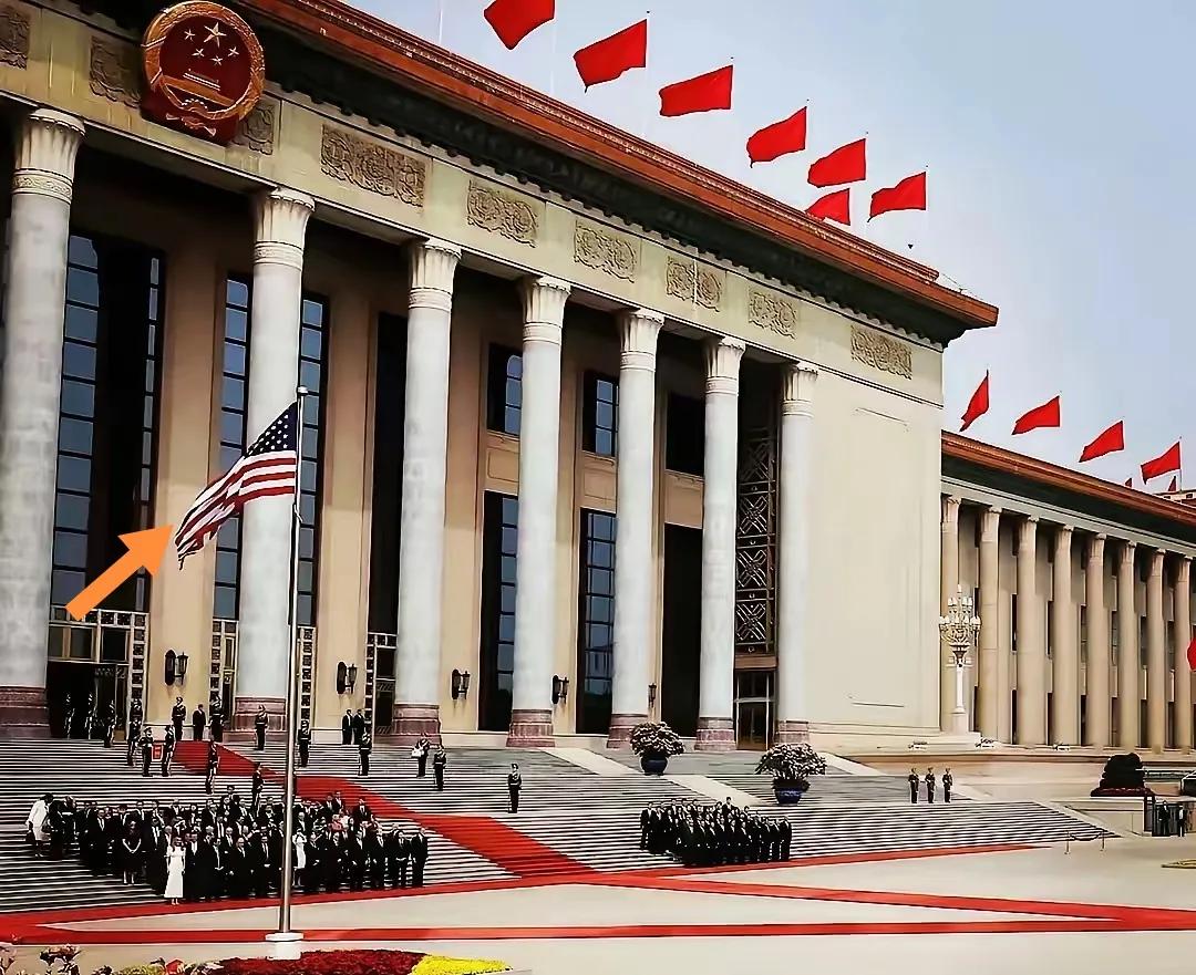 人民大会堂前广场星条旗飘扬。