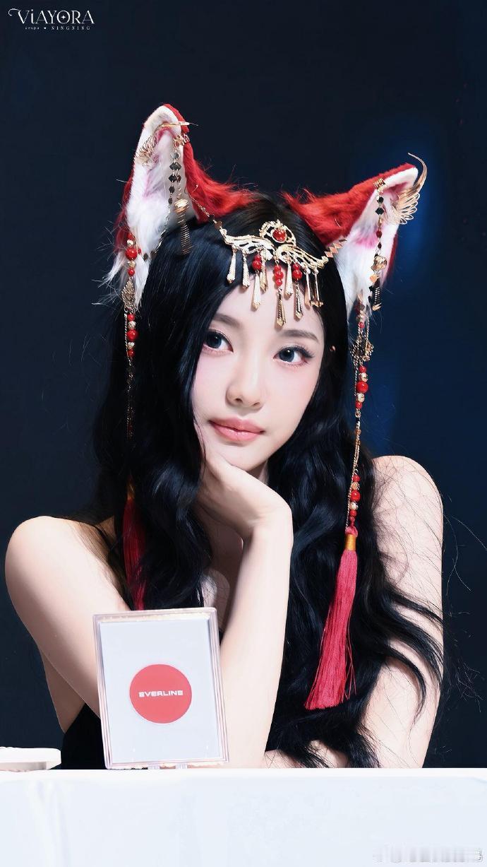 宁艺卓签售神图 麻辣女警官造型太鲨我！眼神带感气场全开，这波制服诱惑直接戳中审美