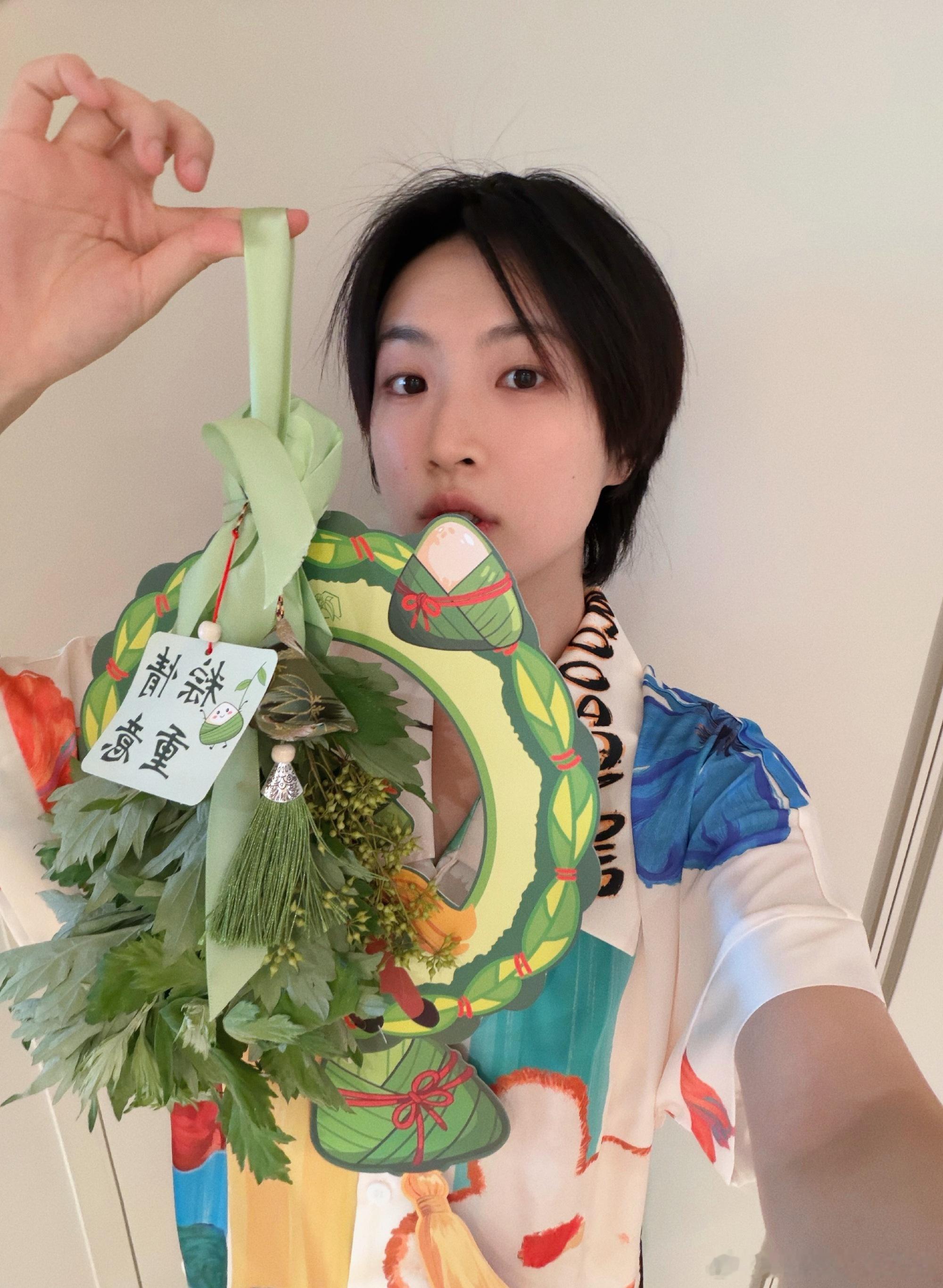 姚安娜瘦的变相了！不过依然喜欢！人品好，家教好，谦卑有礼貌！ 