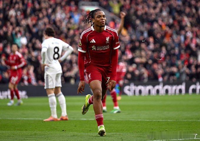 恩古莫哈成长的背后有两位大佬的支持：“萨拉赫在准备赛季期间给了我很多帮助，特别是