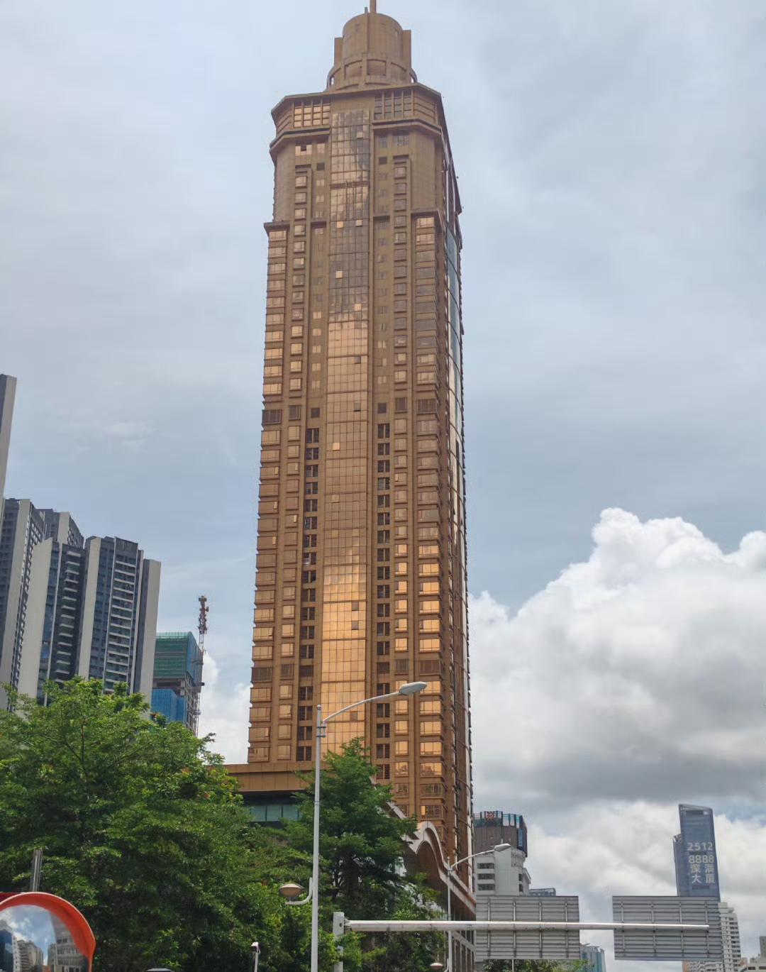 罗湖土豪金大楼，真的是金灿灿，亮瞎眼。

十几年前接触过很多罗湖二代，他们觉得福