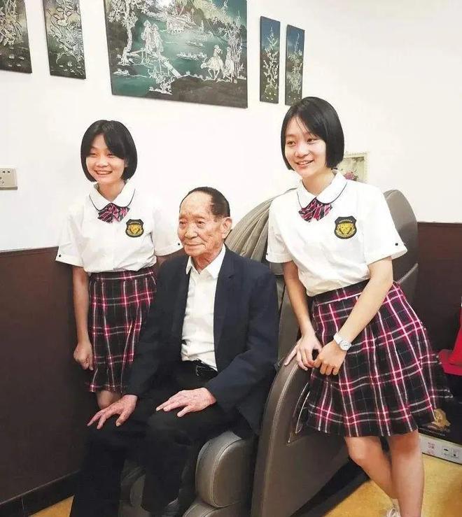 袁隆平的两个孙女：一个叫大米，一个叫小米，上学时老师问她们：“你们爷爷是干什么的