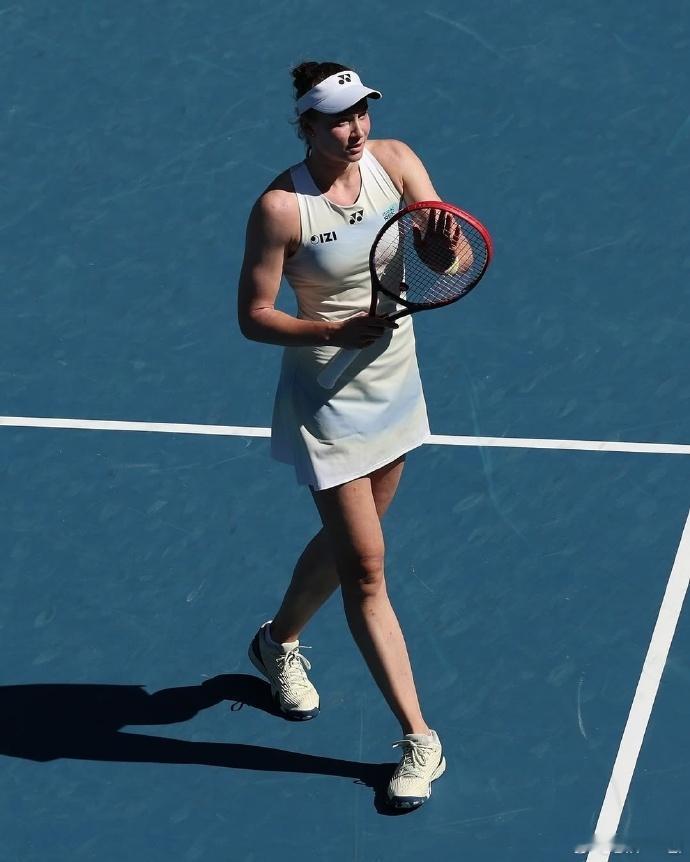 美娜直落两盘轻松拿下澳网开门红澳网2026 澳网首轮，莱巴金娜6-4/6-3击败