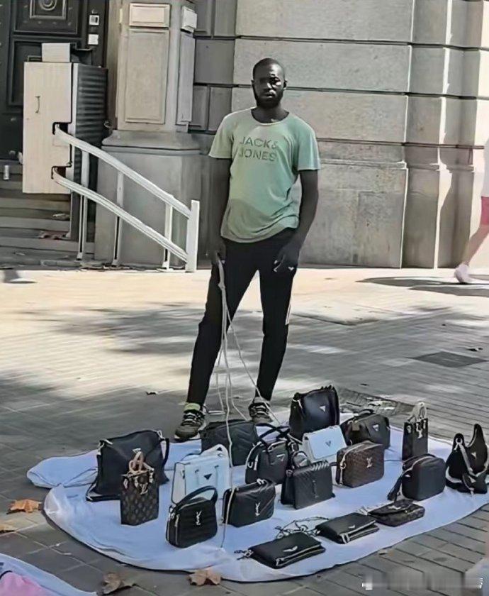 外国人路边摊卖的包都带一键收摊功能的，这一看就都是正品 