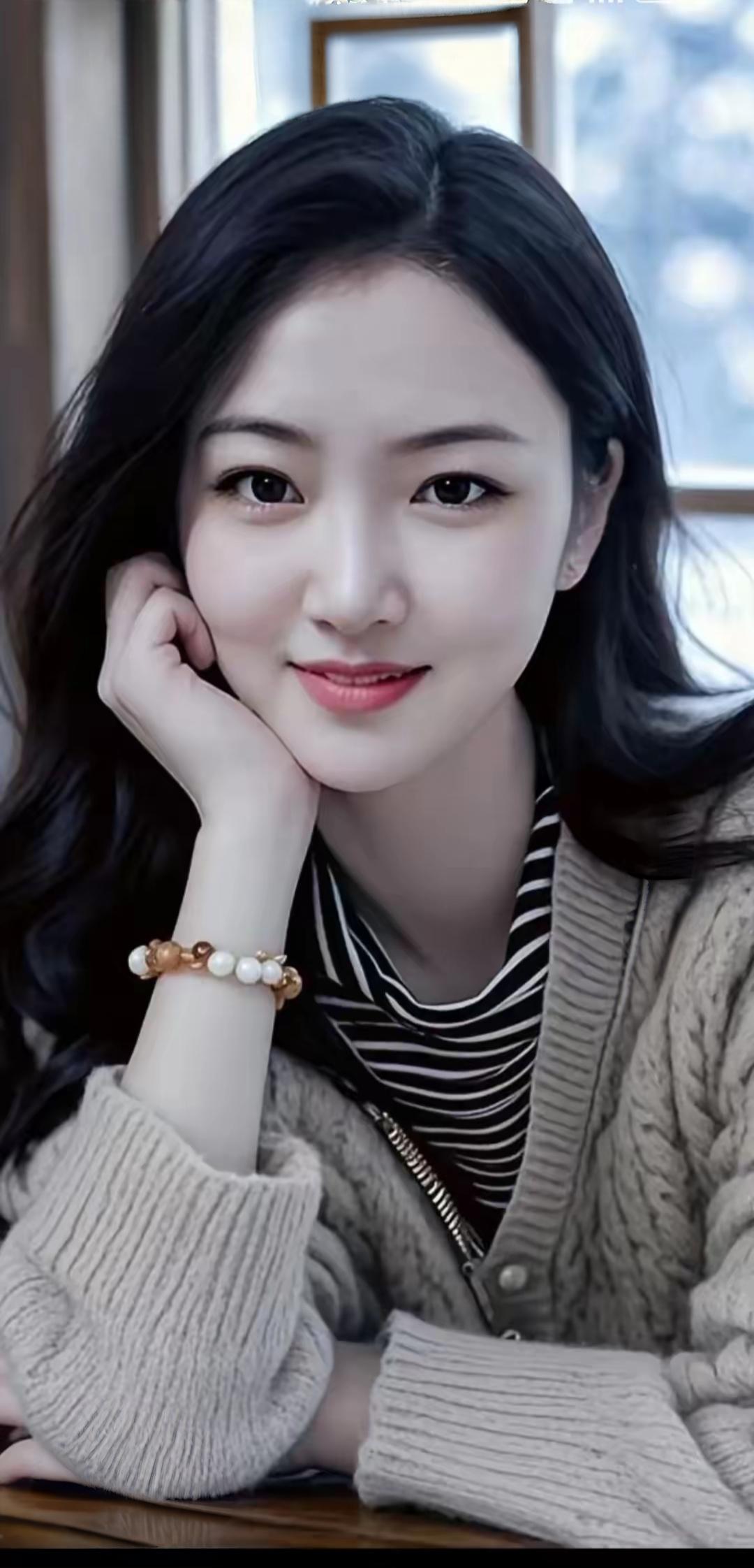 冬日暖阳下的甜美少女，温柔微笑，暖心治愈。
