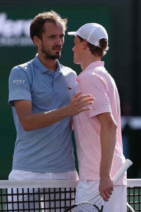 辛纳在发布会上称赞了梅总。
“我觉得他打出了非常非常棒的网球。
他非常自信，今年